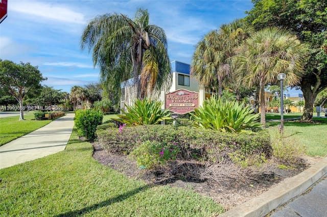 165 Lakeview Drive 201, Weston, FL 33326