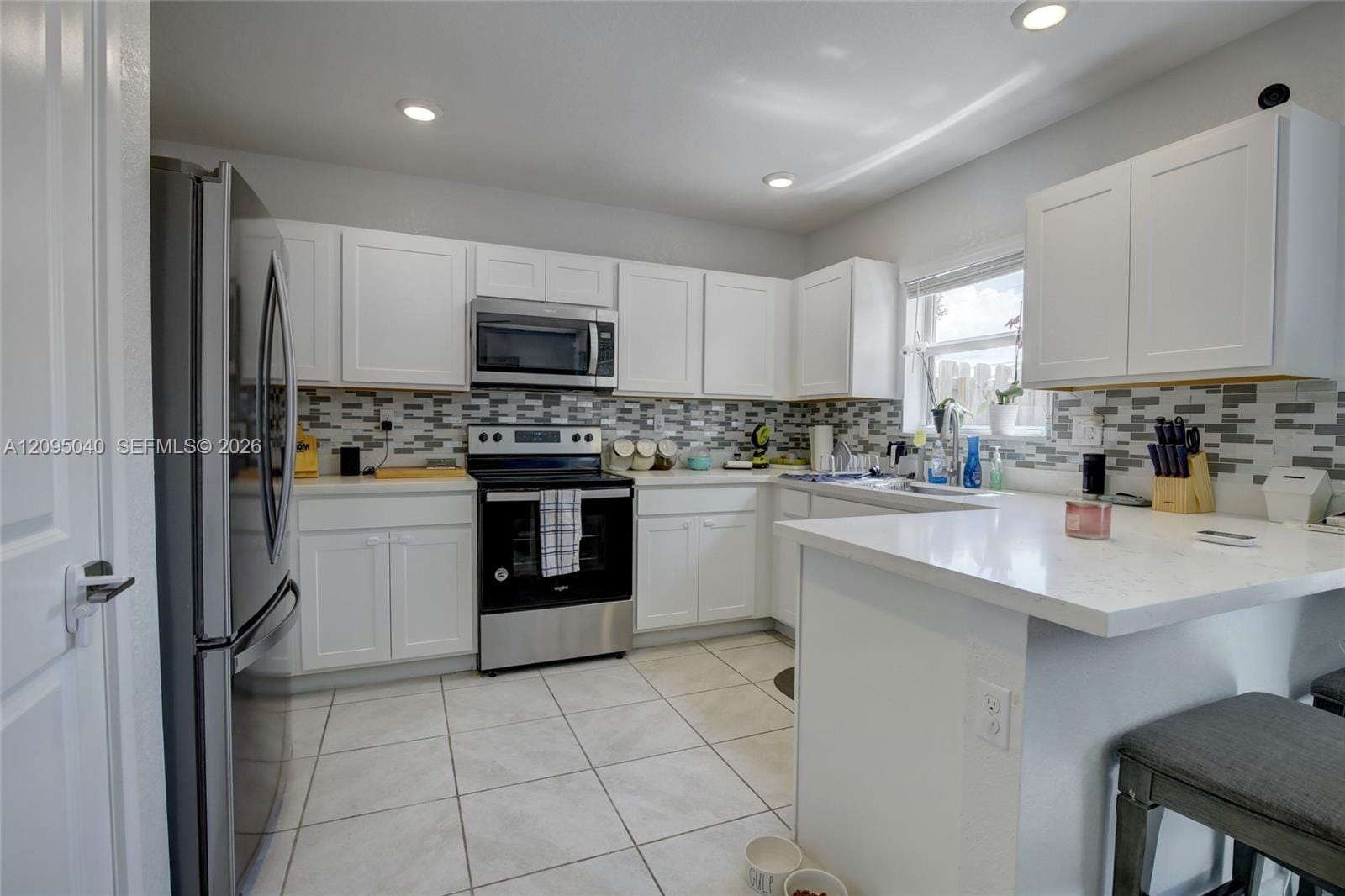 565 NE 5th Place — photo 8