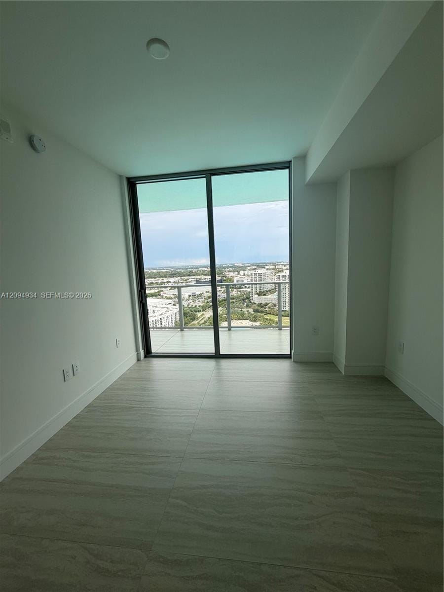 2411 Laguna Circle 2408, Miami, FL 33181 photo 14