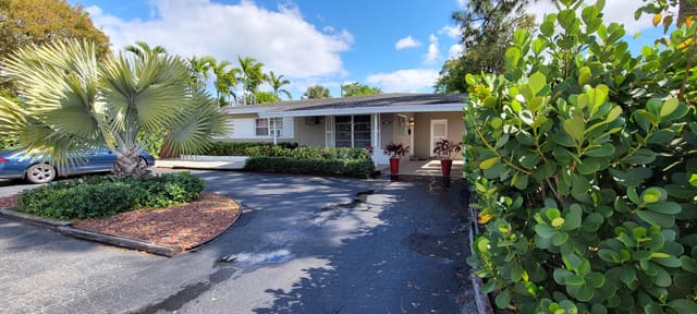 1000 NE 17th Court, Fort Lauderdale, FL 33305