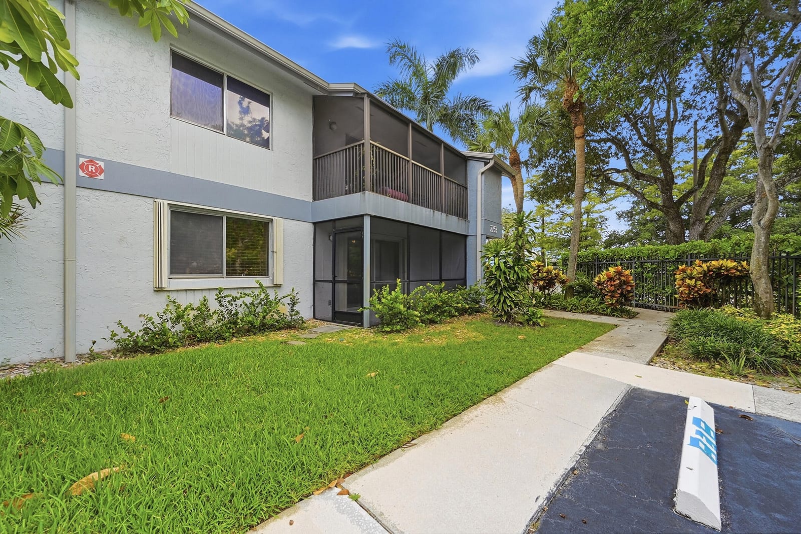 2753 S OAKLAND FOREST Drive 102 — photo 4