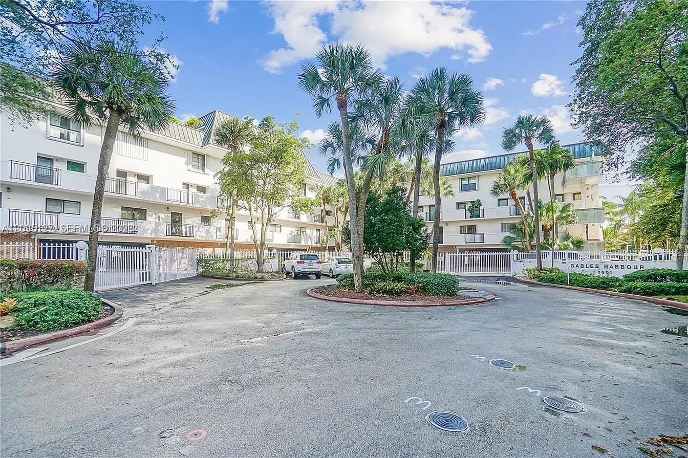 6901 Edgewater Drive 211, Coral Gables, FL 33133 photo 4