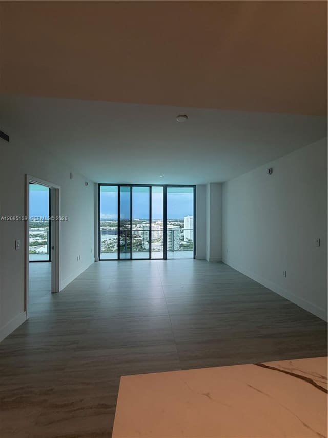 2411 Laguna Circle 2409, North Miami, FL 33181