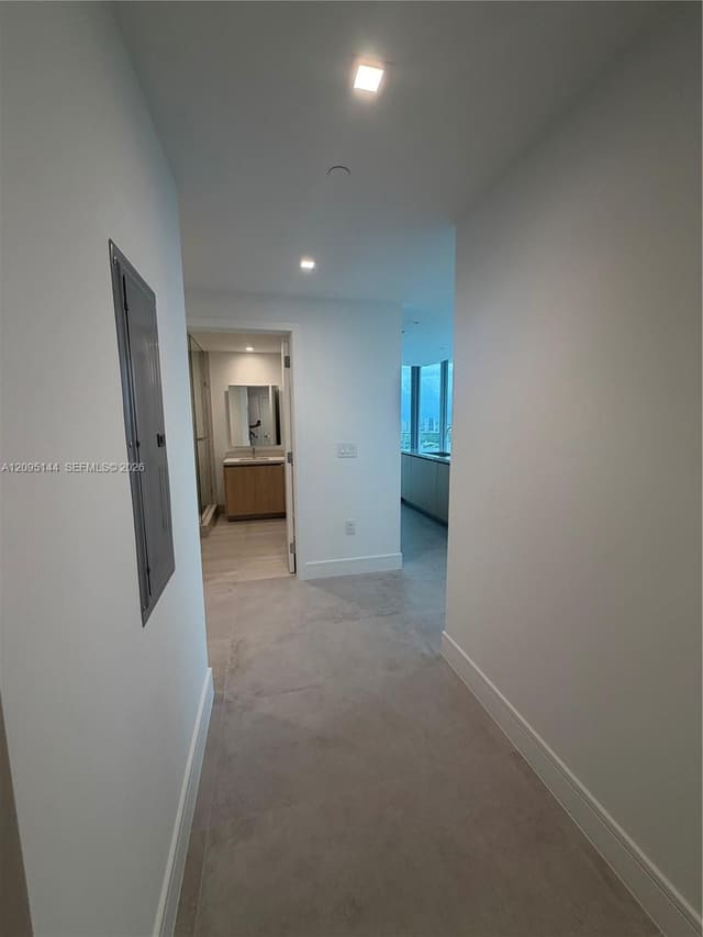 2411 Laguna Circle 2911, North Miami, FL 33181