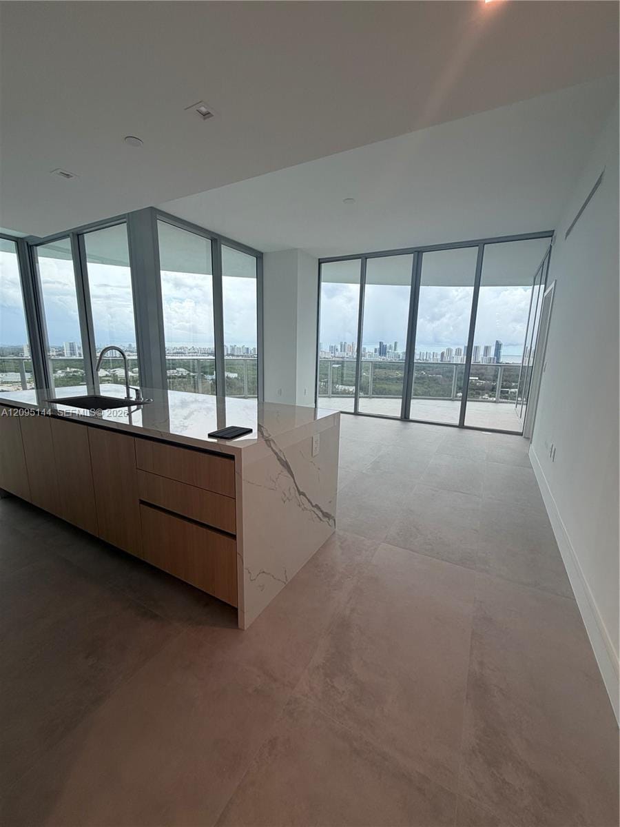 2411 Laguna Circle 2911, North Miami, FL 33181 photo 2