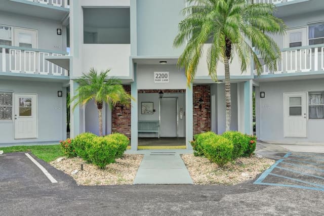 2200 Park Lane Unit 111, Hollywood, FL 33021