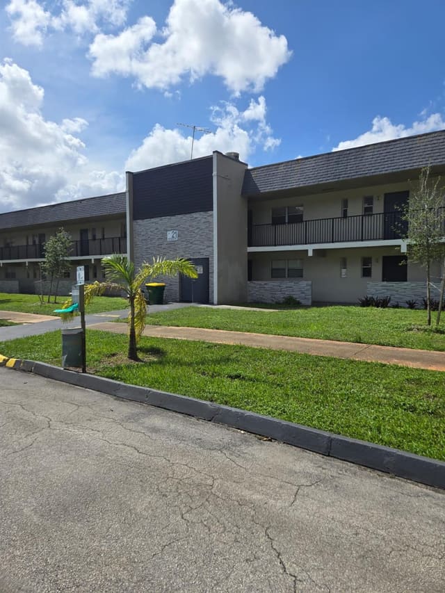 8001 FAIRVIEW Drive 104, Tamarac, FL 33321