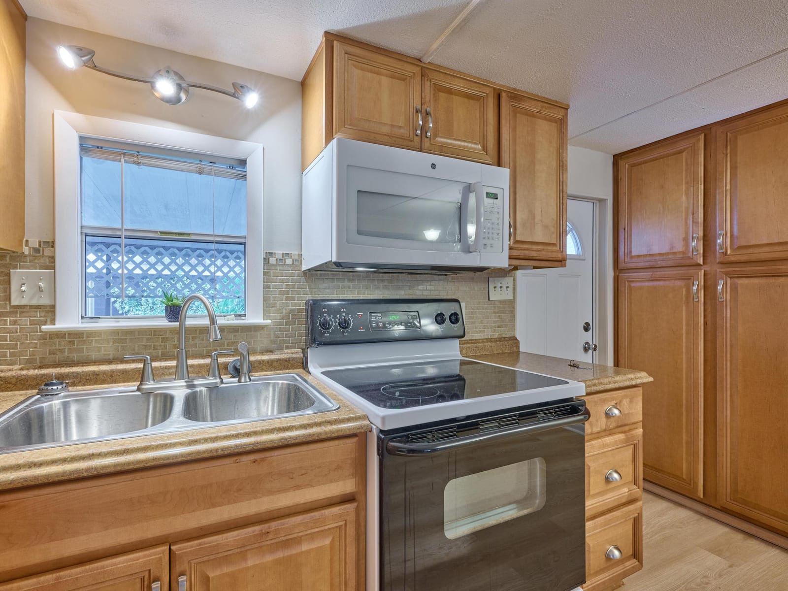 7965 SE WREN Avenue — photo 11