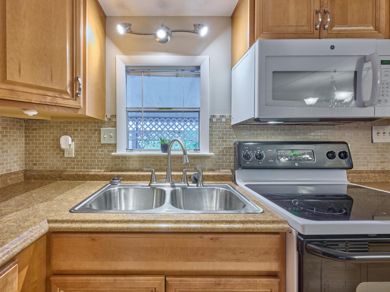 7965 SE WREN Avenue — photo 10
