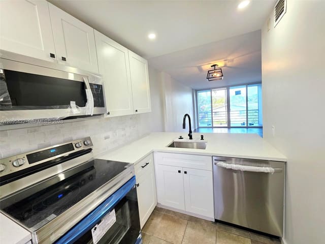 108 Royal Park Drive 2H, Oakland Park, FL 33309