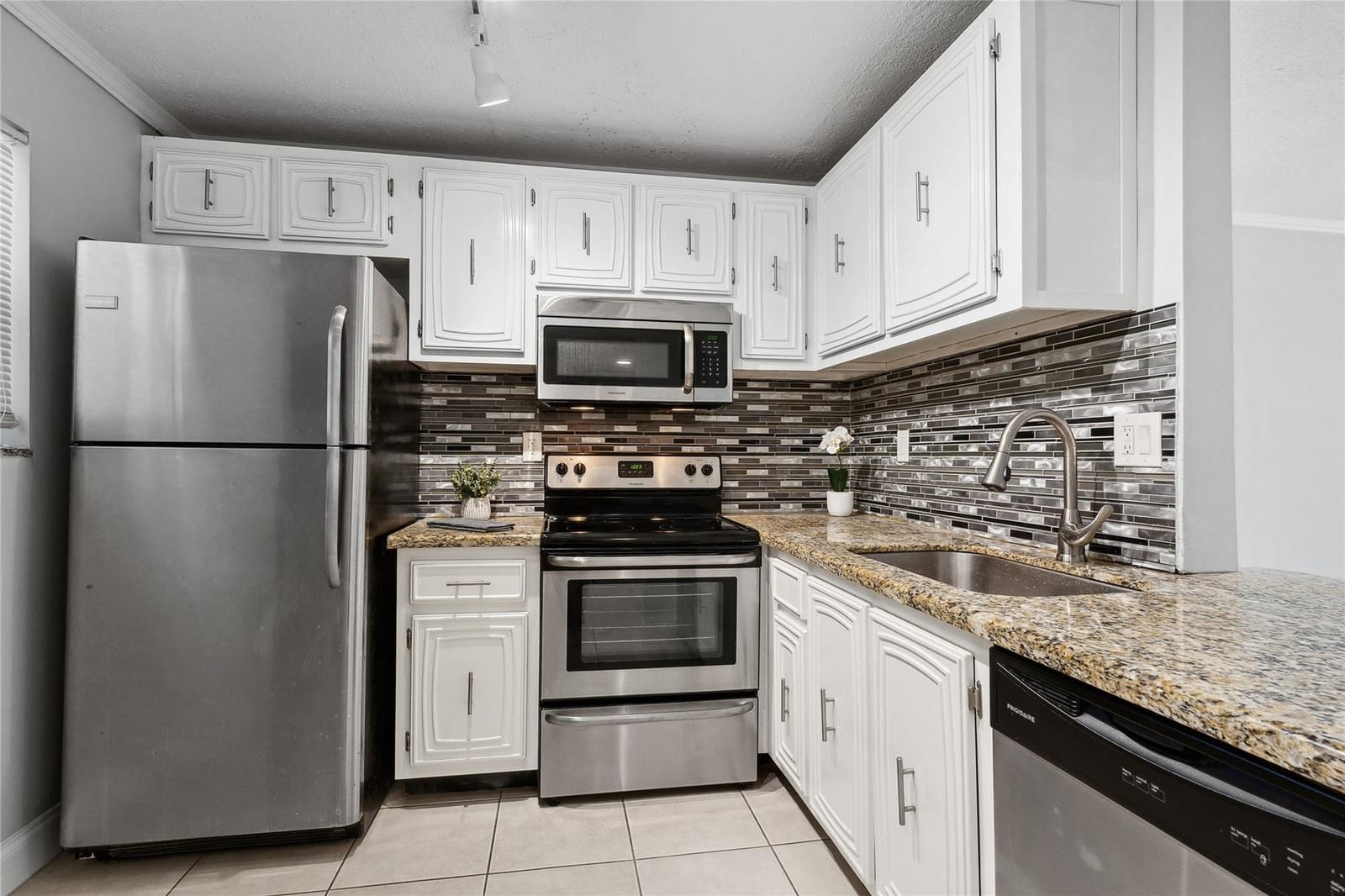 485 N Pine Island Road 105A — photo 7