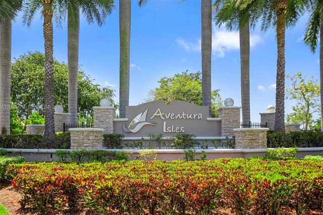 348 NE 194th Terrace 348, Miami, FL 33179