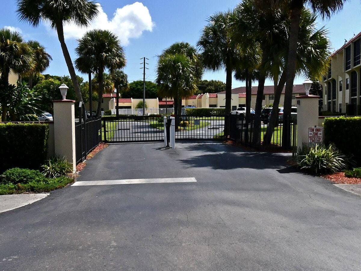 2050 OLEANDER Avenue 2-106 — photo 1