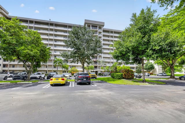 575 Oaks Lane 102, Pompano Beach, FL 33069