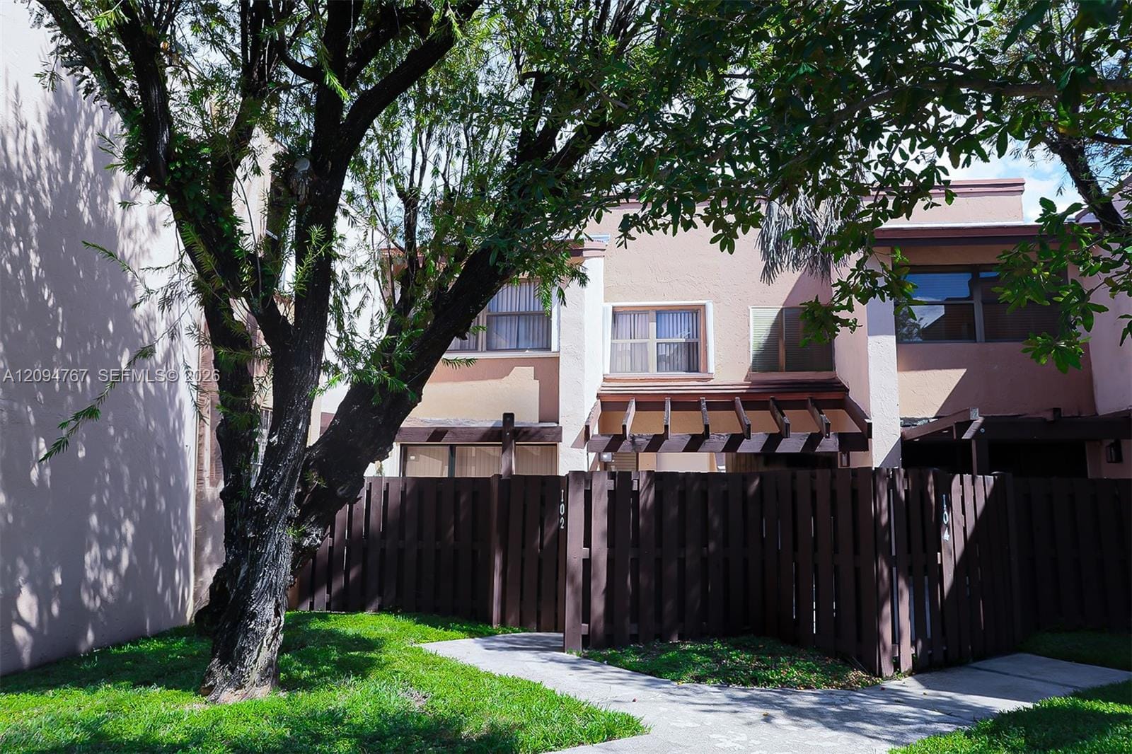 445 W Park Drive 102-4, Miami, FL 33172 photo 1