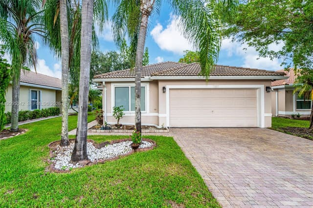 11817 SW 7th Street, Pembroke Pines, FL 33025