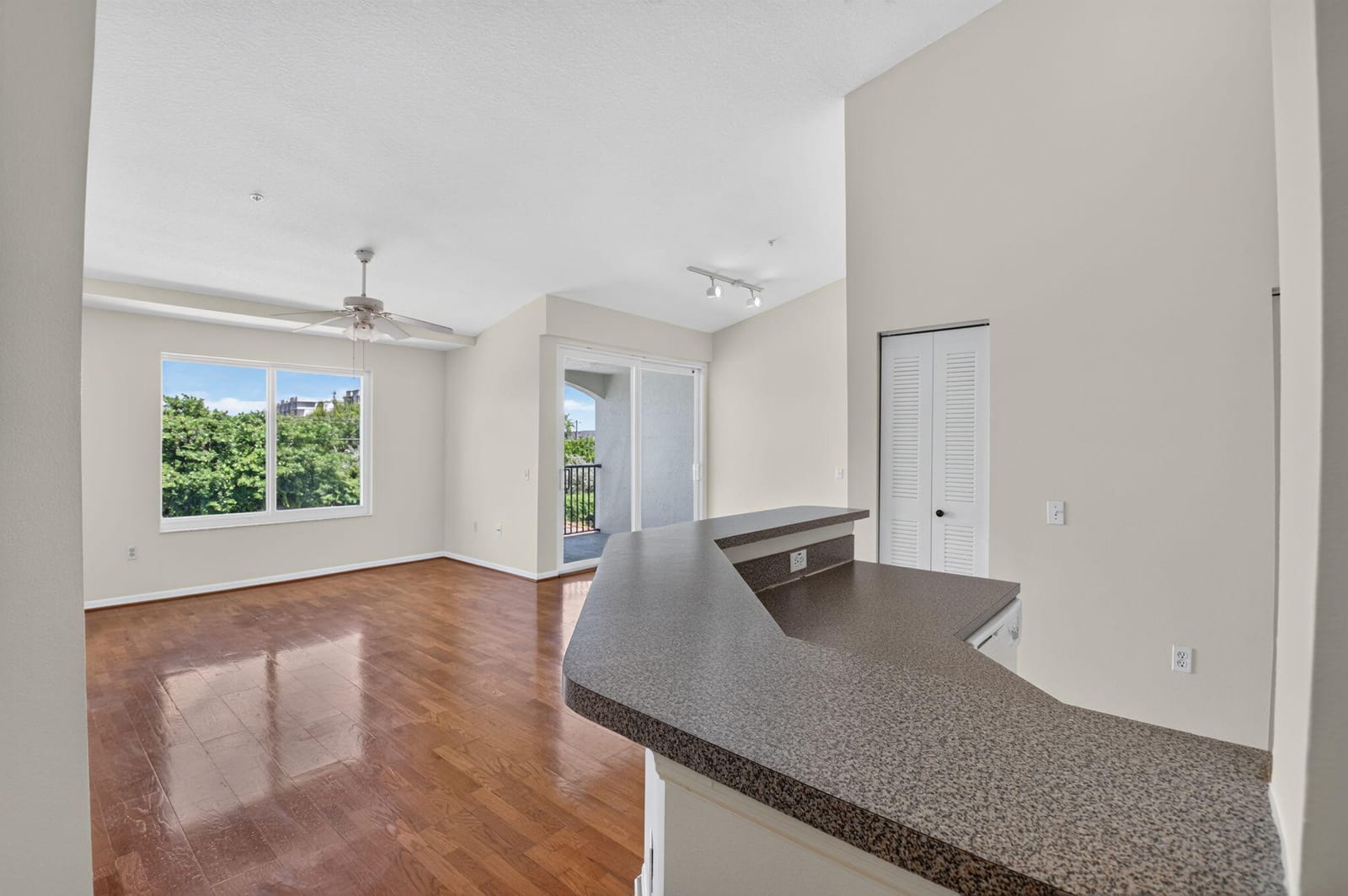 417 Villa Circle — photo 8