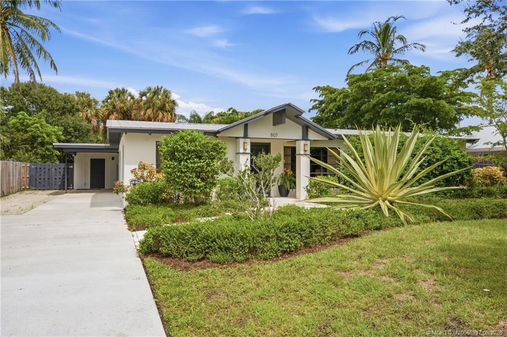 807 SE Weir Street, Stuart, FL 34994 photo 2