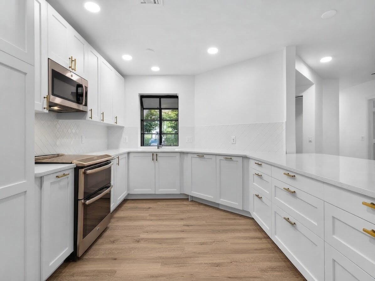 5250 EUROPA Drive B — photo 2