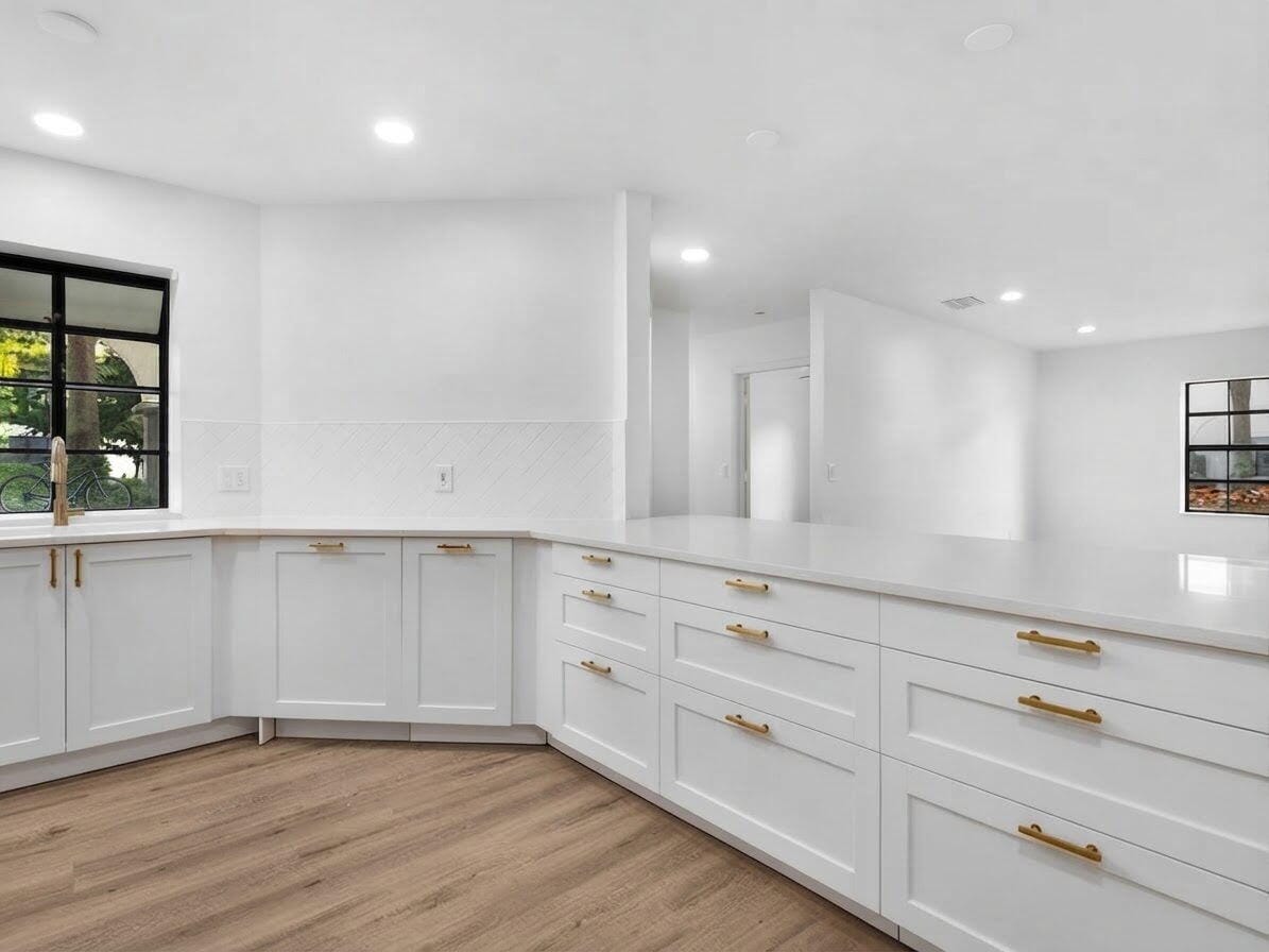 5250 EUROPA Drive B — photo 3