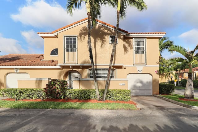 11303 LAKEVIEW Drive 8-M, Coral Springs, FL 33071