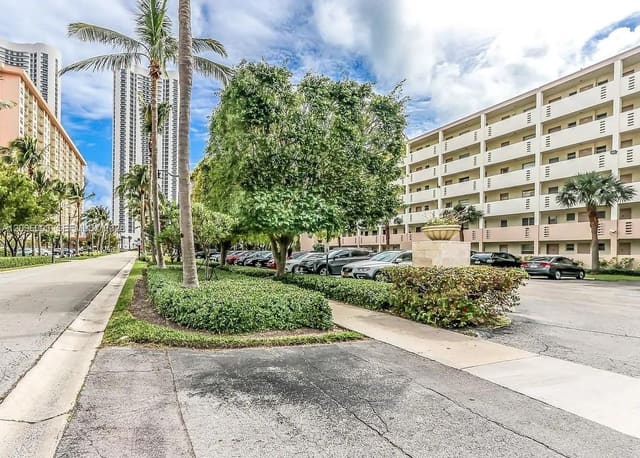 220 Kings Point Drive 411, Sunny Isles Beach, FL 33160