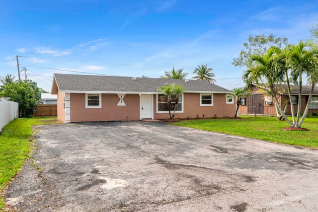 816 NE 22ND Street, Belle Glade, FL 33430