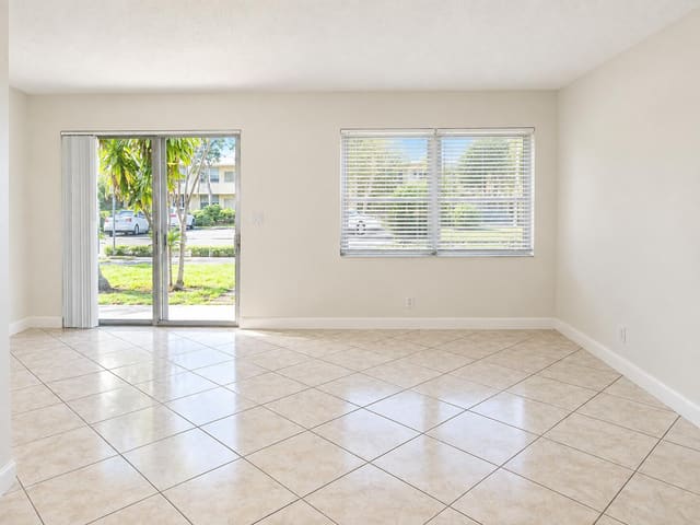 2401 NE 10TH Street 2, Pompano Beach, FL 33062