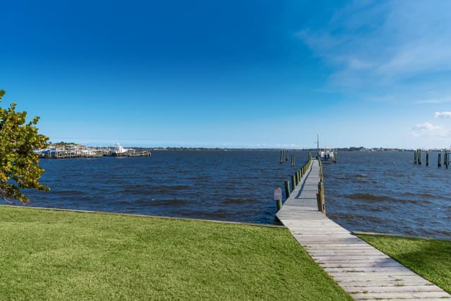 1712 NE Seahorse Place, Jensen Beach, FL 34957