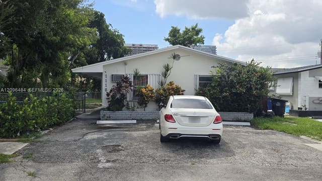 1118 NE 2nd Court 1, Hallandale Beach, FL 33009