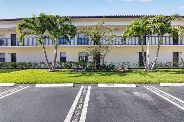 3 Vía De Casas Sur 103, Boynton Beach, FL 33426
