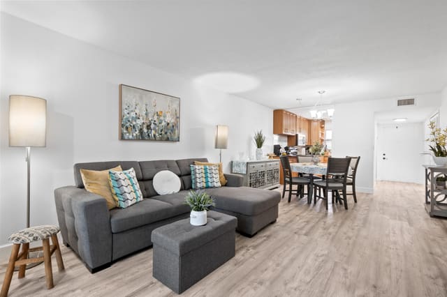 9350 SUNRISE LAKES Boulevard 205, Sunrise, FL 33322