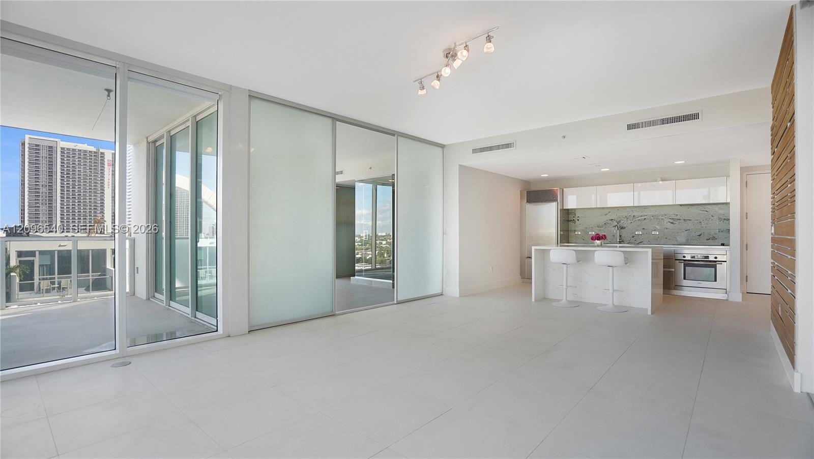 1040 Biscayne Boulevard 1206 — photo 8