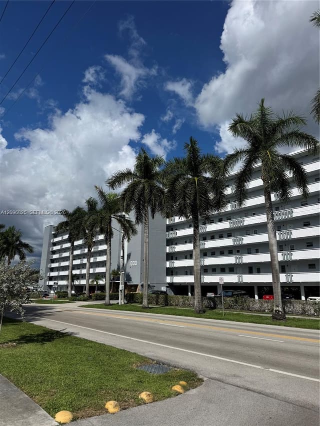 1000 NE 14th Avenue 101, Hallandale Beach, FL 33009