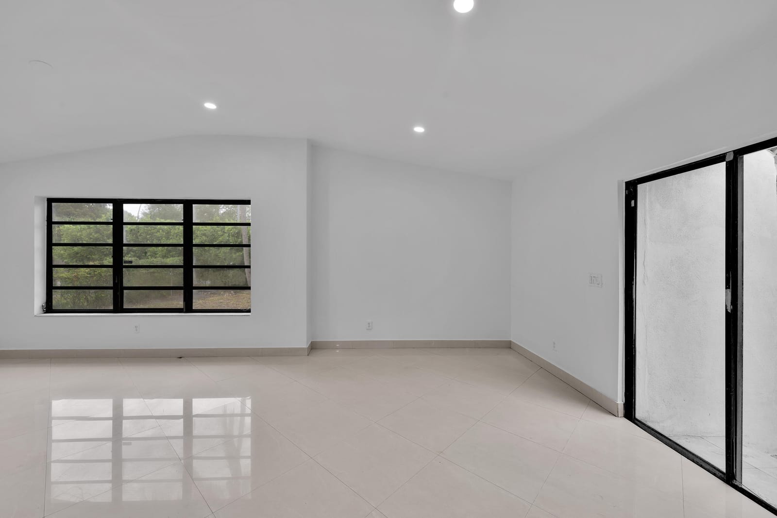 17551 NE 5th Avenue, North Miami Beach, FL 33162 photo 17
