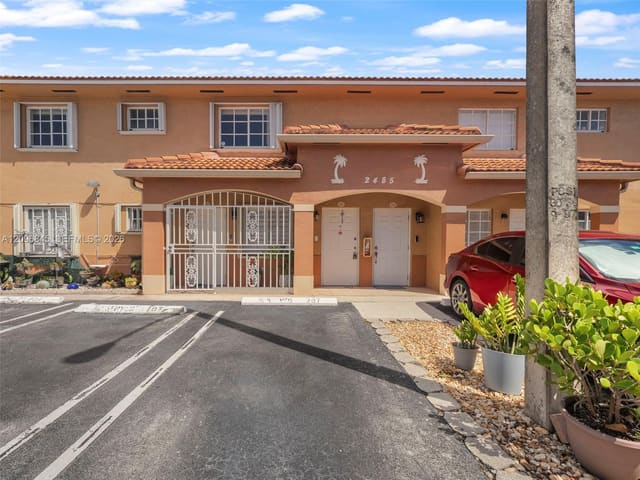 2485 W 76th Street 207, Hialeah, FL 33016