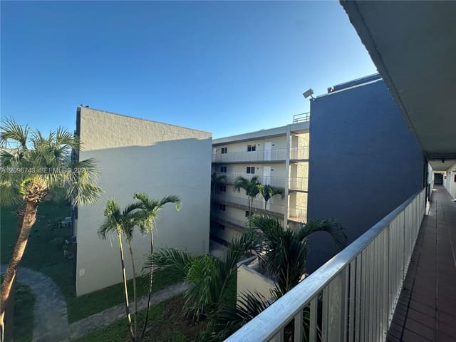 10000 NW 80th Court 2424, Hialeah Gardens, FL 33016