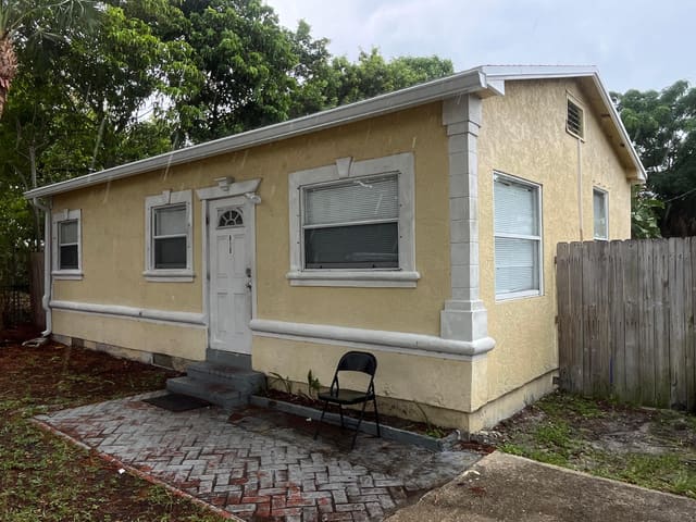 815 BRIGGS Street, West Palm Beach, FL 33405