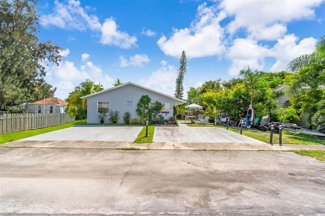 235-237 SW 12th Street, Dania Beach, FL 33004