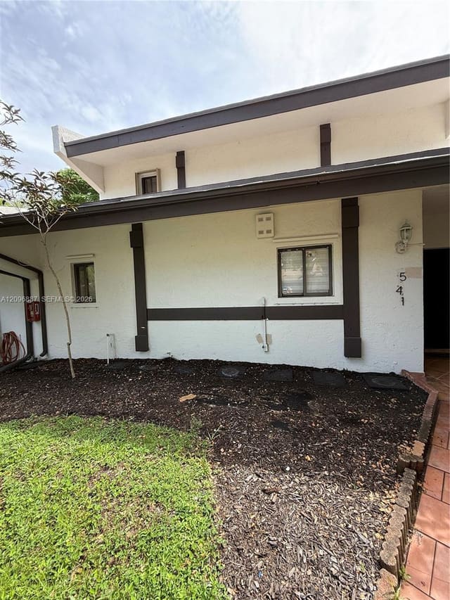 541 NE 199th Lane 2X, Miami, FL 33179