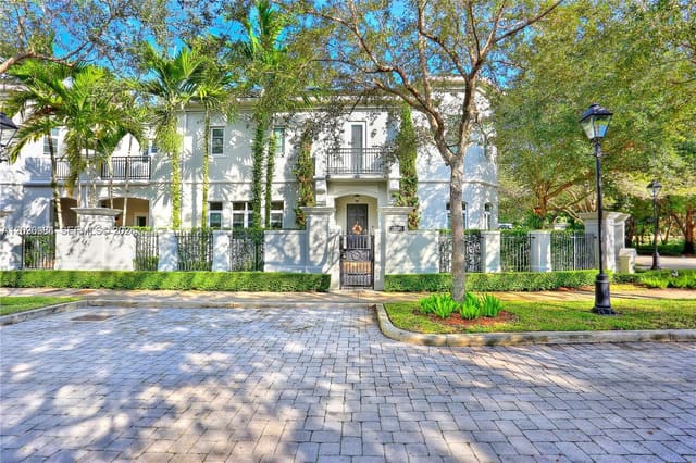 10195 SW 75th Place, Pinecrest, FL 33156
