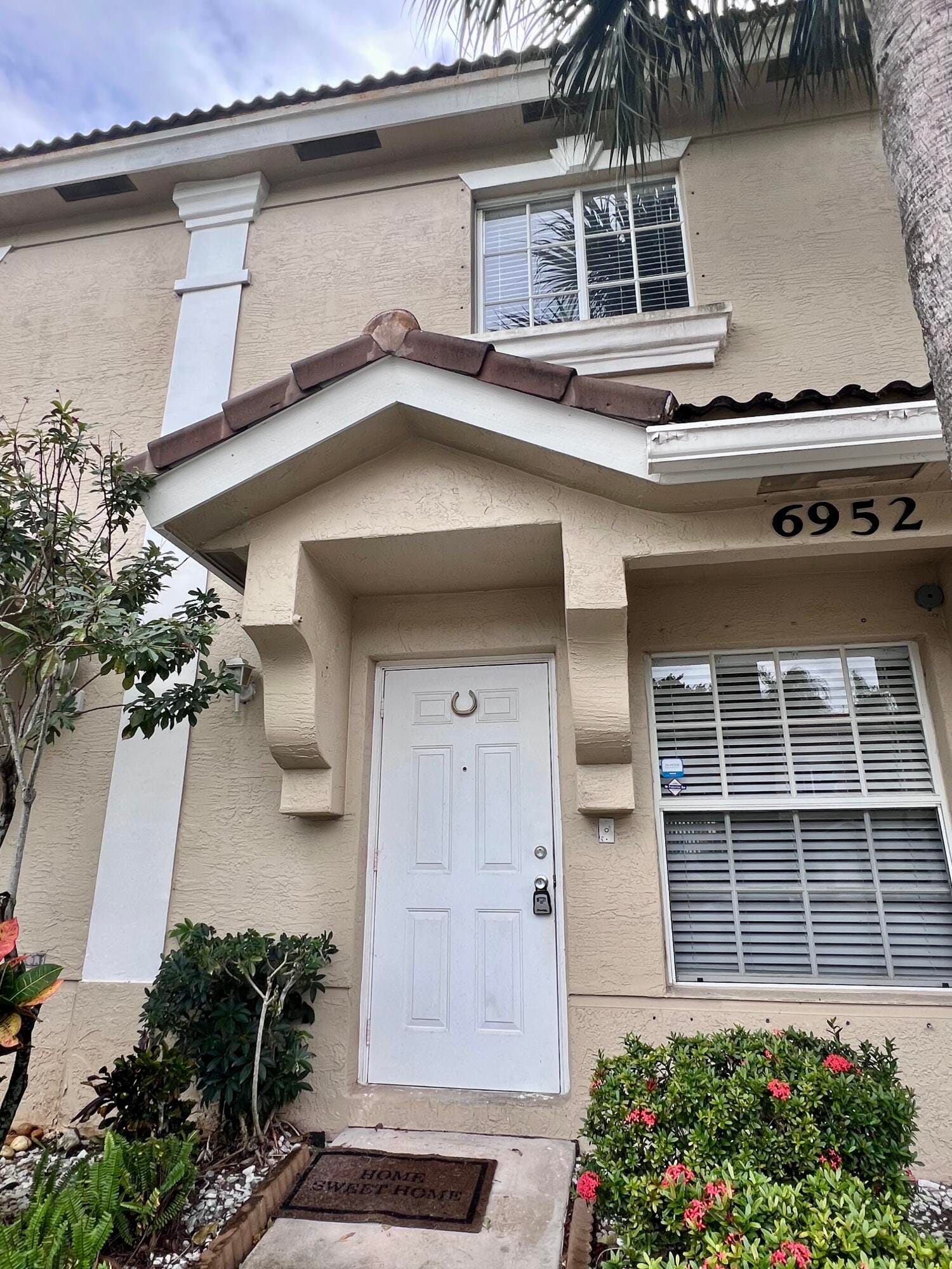 6952 CROOKED FENCE Drive — photo 1