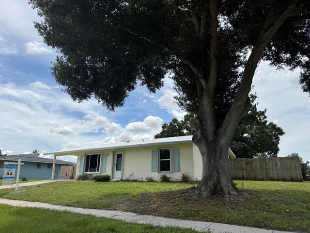 142 NE BRACKEN Road, Port St. Lucie, FL 34983