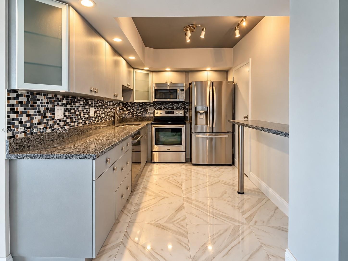 300 Bayview Drive 2014 — photo 4