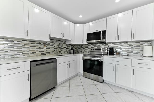 528 Burgundy K Avenue, Delray Beach, FL 33484