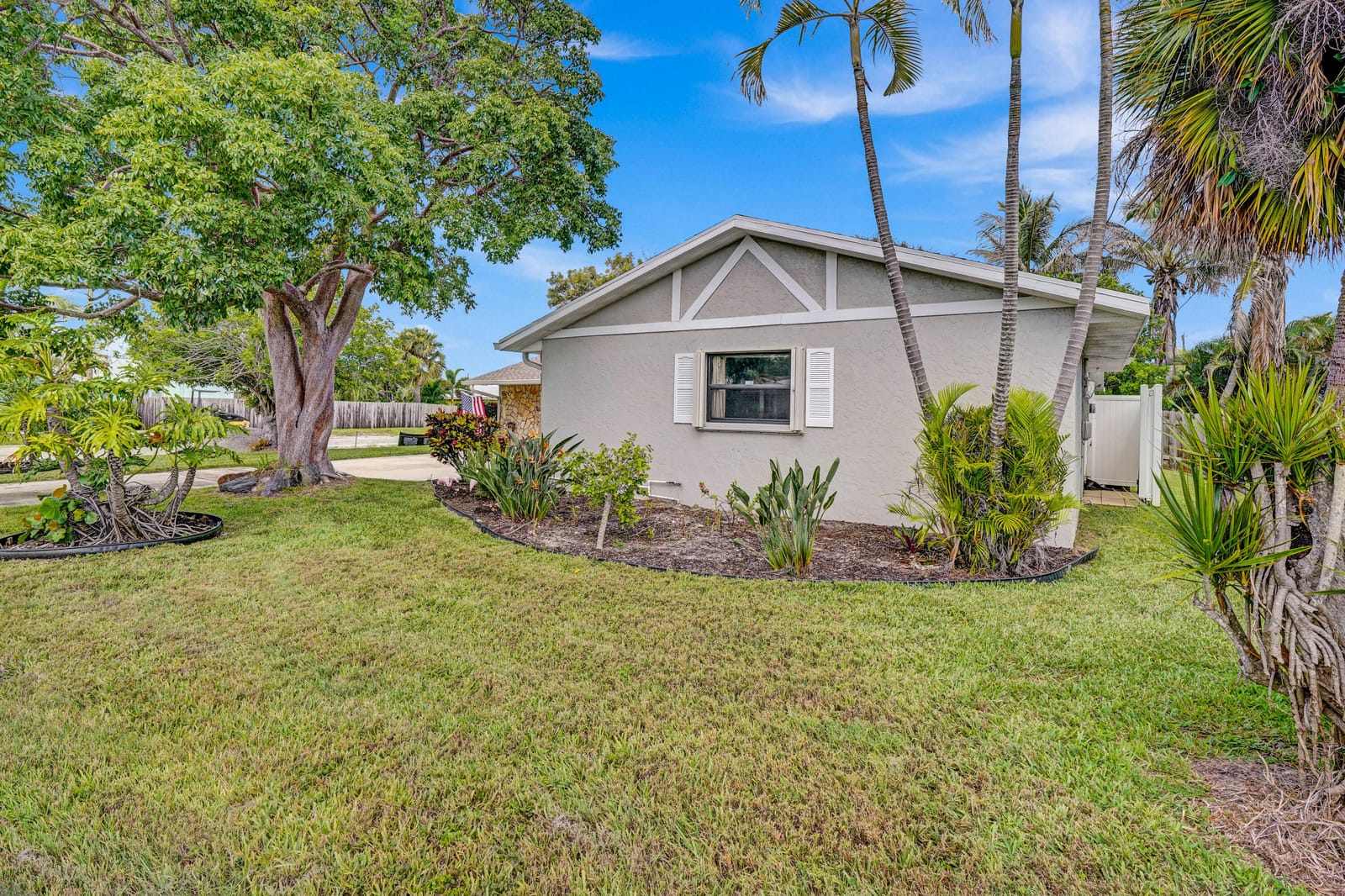 1902 EUCALYPTUS Avenue, Hutchinson Island, FL 34949 photo 2