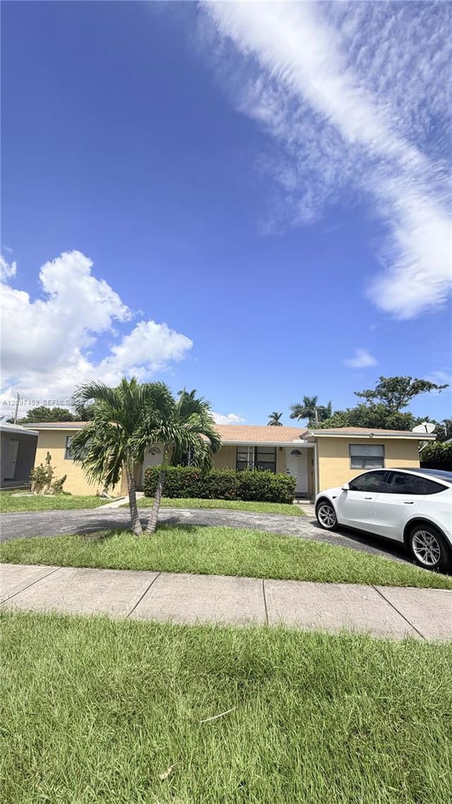1009 NE 2nd Street, Hallandale Beach, FL 33009