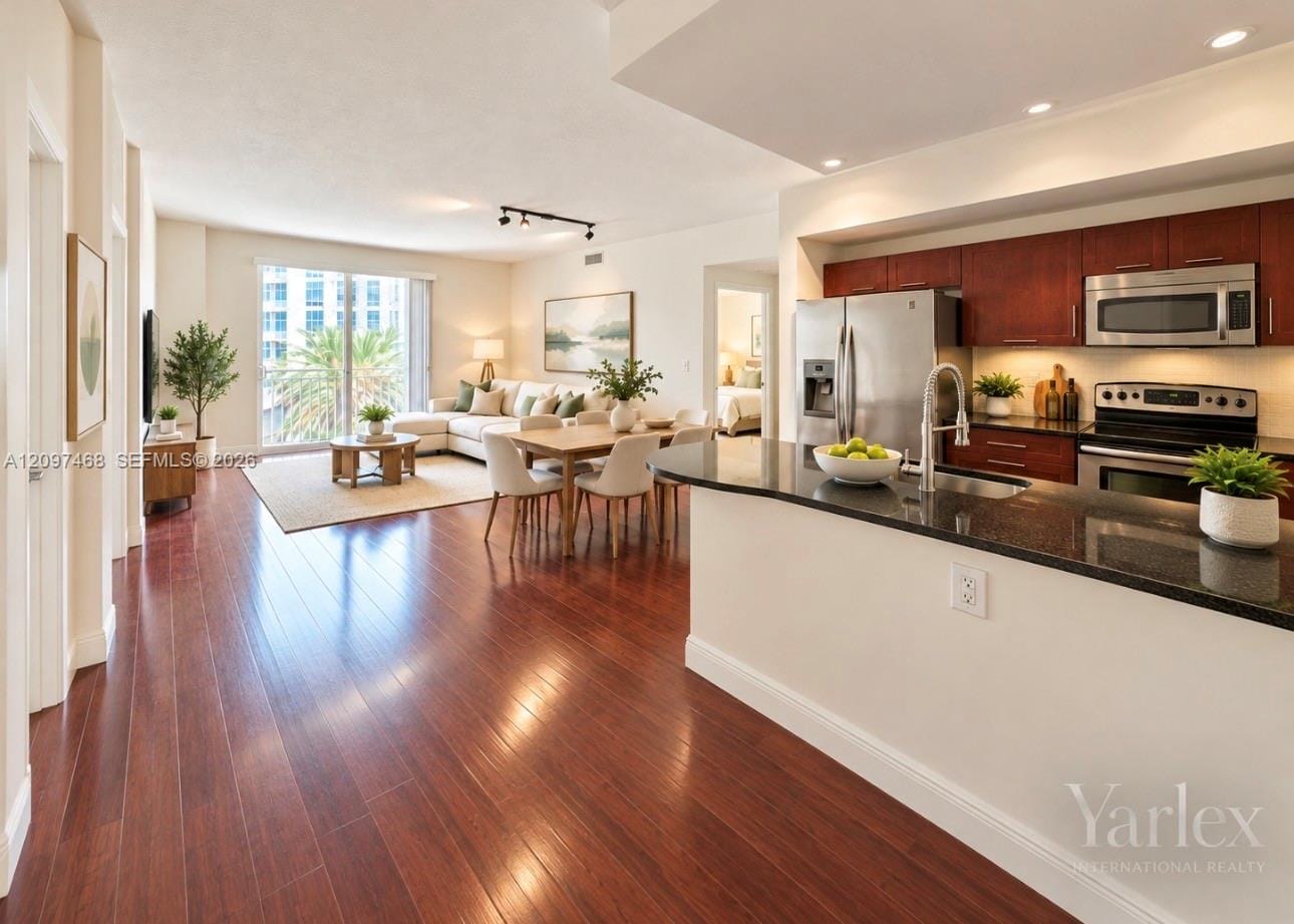 7275 SW 90th Way 511 — photo 2