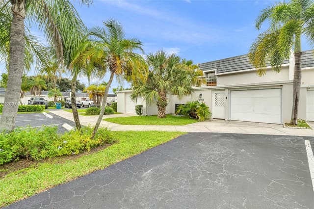 18958 Bobolink Drive, Hialeah, FL 33015