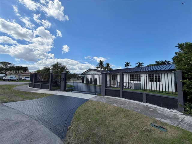 9481 SW 10th Street, Miami, FL 33174